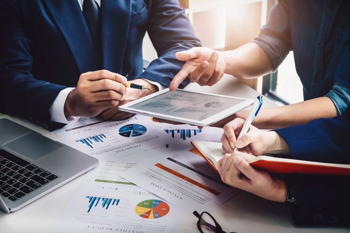 Profissionais de contabilidade em um ambiente de trabalho moderno e colaborativo.
